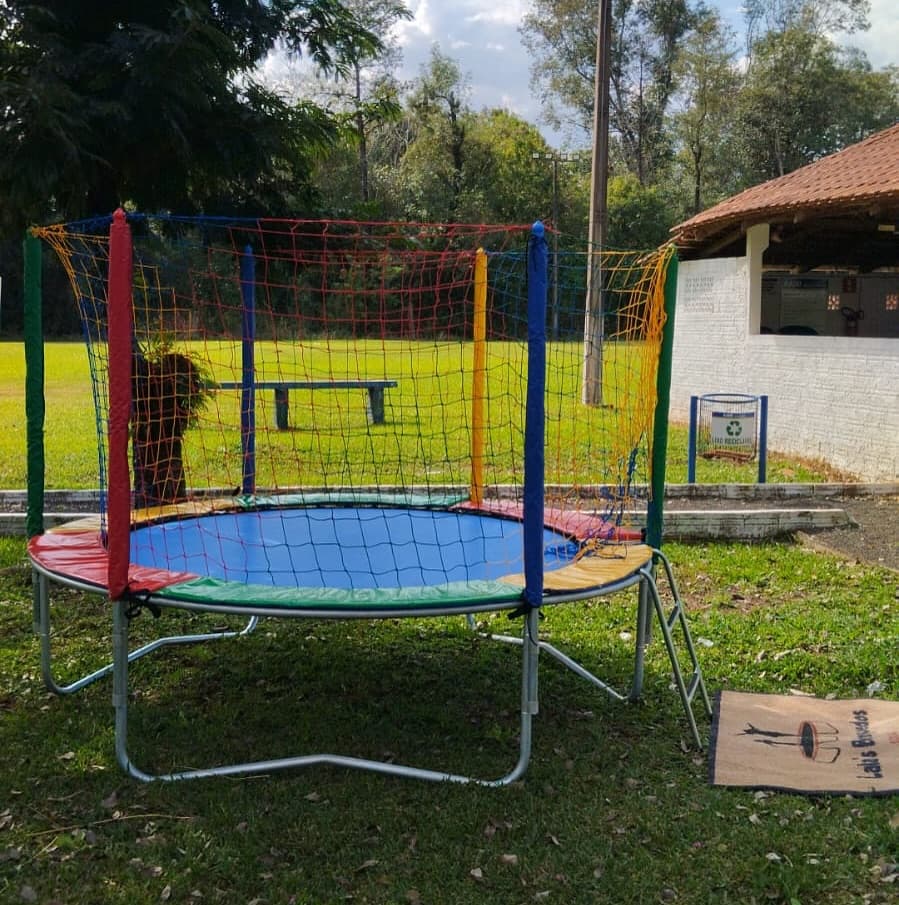 Cama elástica colorida montada em um parque