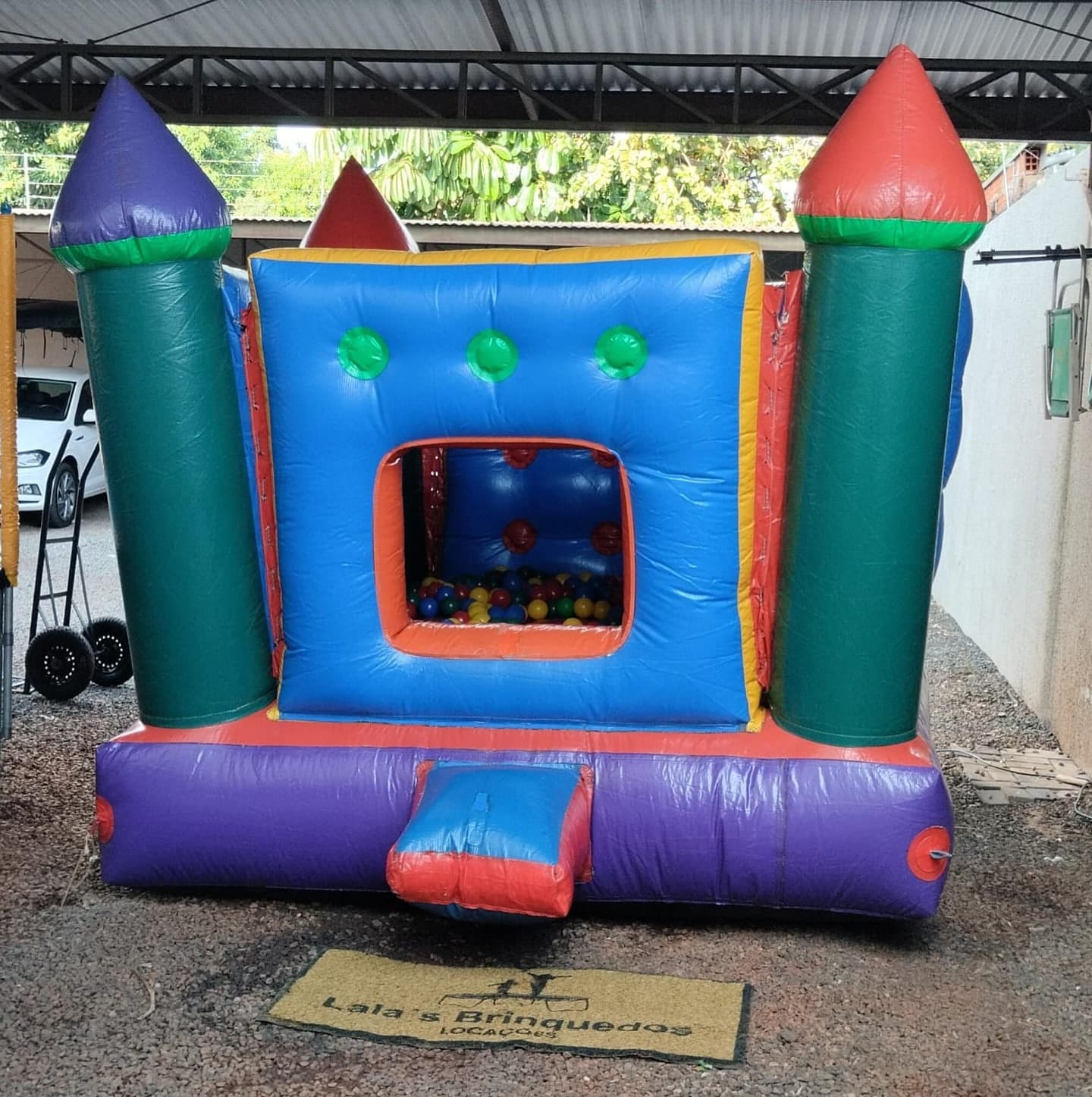 Castelo inflável azul com piscina de bolinhas montado pela Lalás