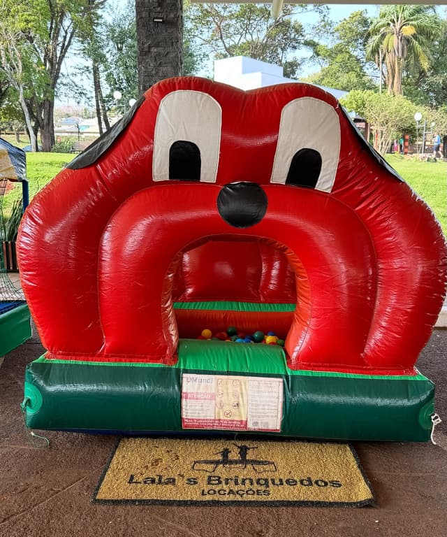 Castelo inflável em formato de cachorrinho da Lalás