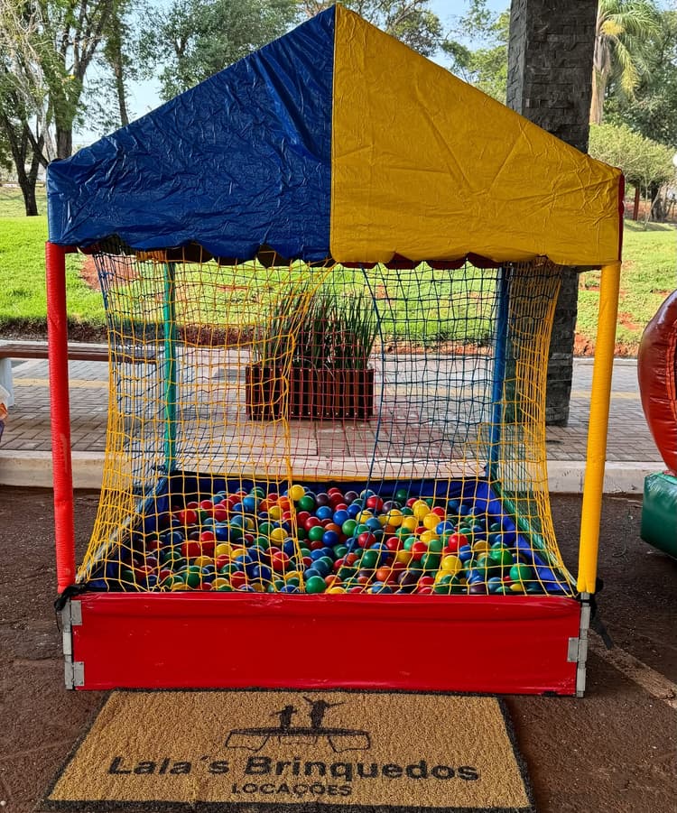 Piscina de bolinhas com tenda montada pela Lalás